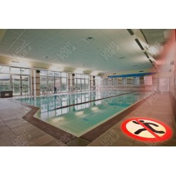 Projection panneau lumineux interdit de courir sol glissant piscine