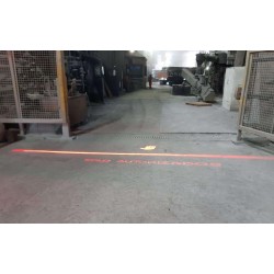 Ligne lumineuse rouge sol usine