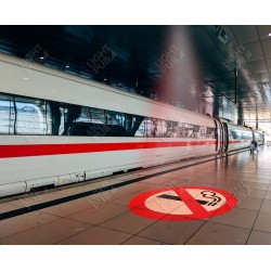 Projection panneaux lumineux au sol interdit de fumer quai de gare et transport en commun